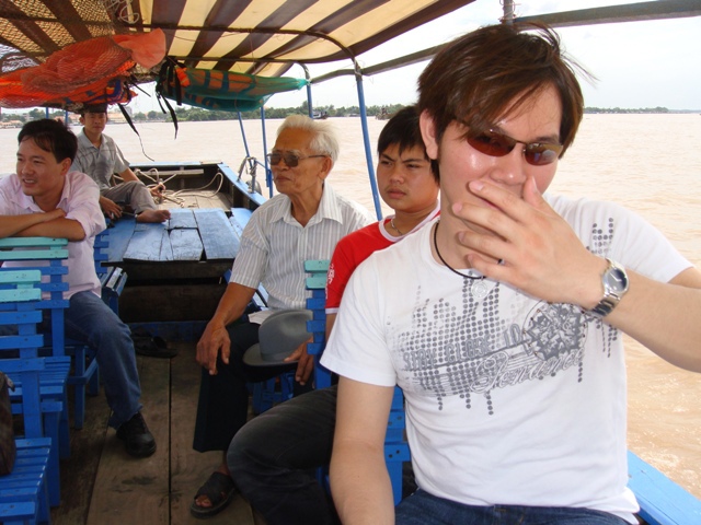 Taking the maternal grandfather to a local tour via boat